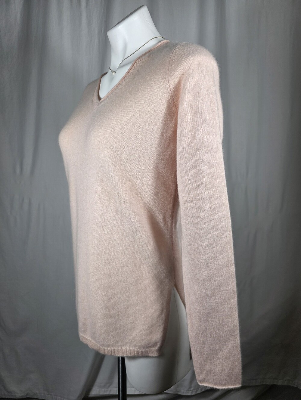 Saks Fifth Avenue 100% Cashmere Pale Pink V-Neck Sweater M NWOT Quiet Luxury - Picture 5 of 12